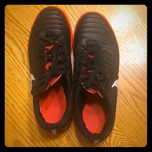 Futsal shoes
